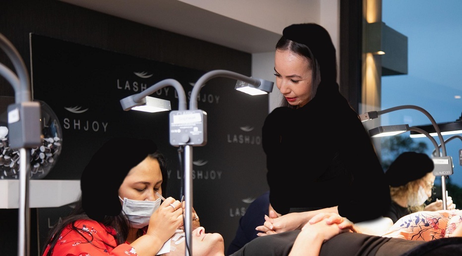 بهترین دوره آموزش اکستنشن مژه در مشهد| آموزشگاه اکستنشن مژه در مشهد