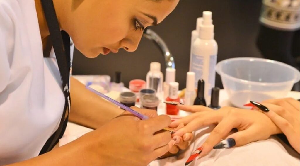 بهترین دوره آموزش کاشت ناخن در اصفهان | آموزشگاه کاشت ناخن در اصفهان